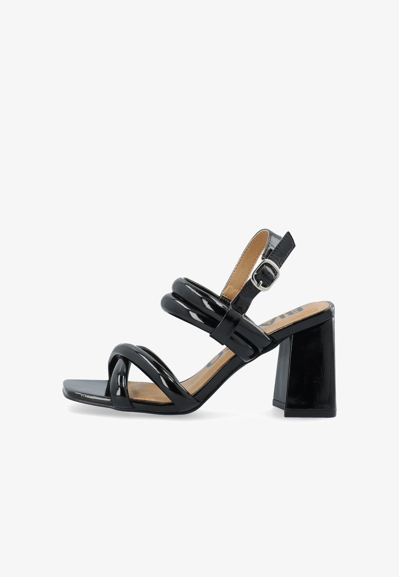 Schwarze Lackleder-Blockabsatzsandalen mit offener Zehe und mehreren Riemen-Designs sowie einer verstellbaren Schnalle.