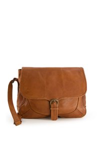Sac messager en cuir marron avec un rabat, une sangle réglable et une boucle métallique. Présente une texture douce et des bords arrondis.