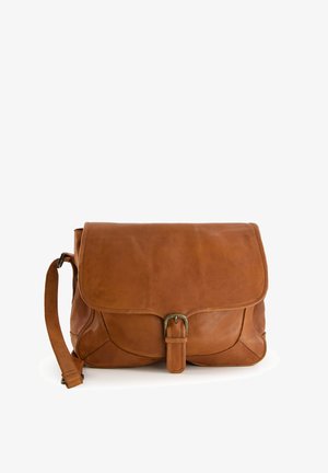 Bruine leren schoudertas met een klepoversluiting, verstelbare strap en een metalen gesp. Heeft een zachte textuur en ronde hoeken.