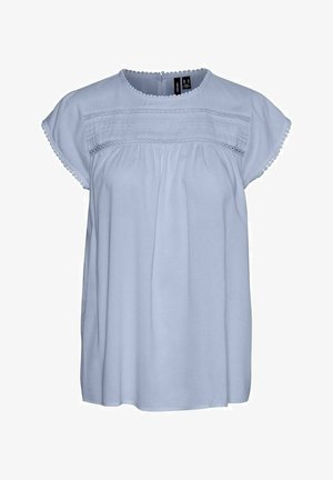 Lichtblauwe blouse met korte mouwen en een ronde halslijn, met een gestructureerd voorpaneel en decoratieve afwerking langs de mouwen en halslijn. Zacht stof.