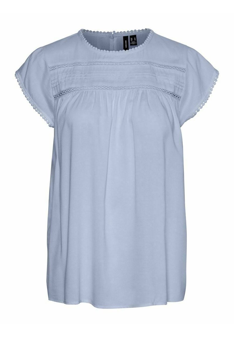 Světle modrá blůza s krátkým rukávem a kulatým výstřihem, texturovaný přední panel a ozdobné lemování podél rukávů a výstřihu. Měkká tkanina.