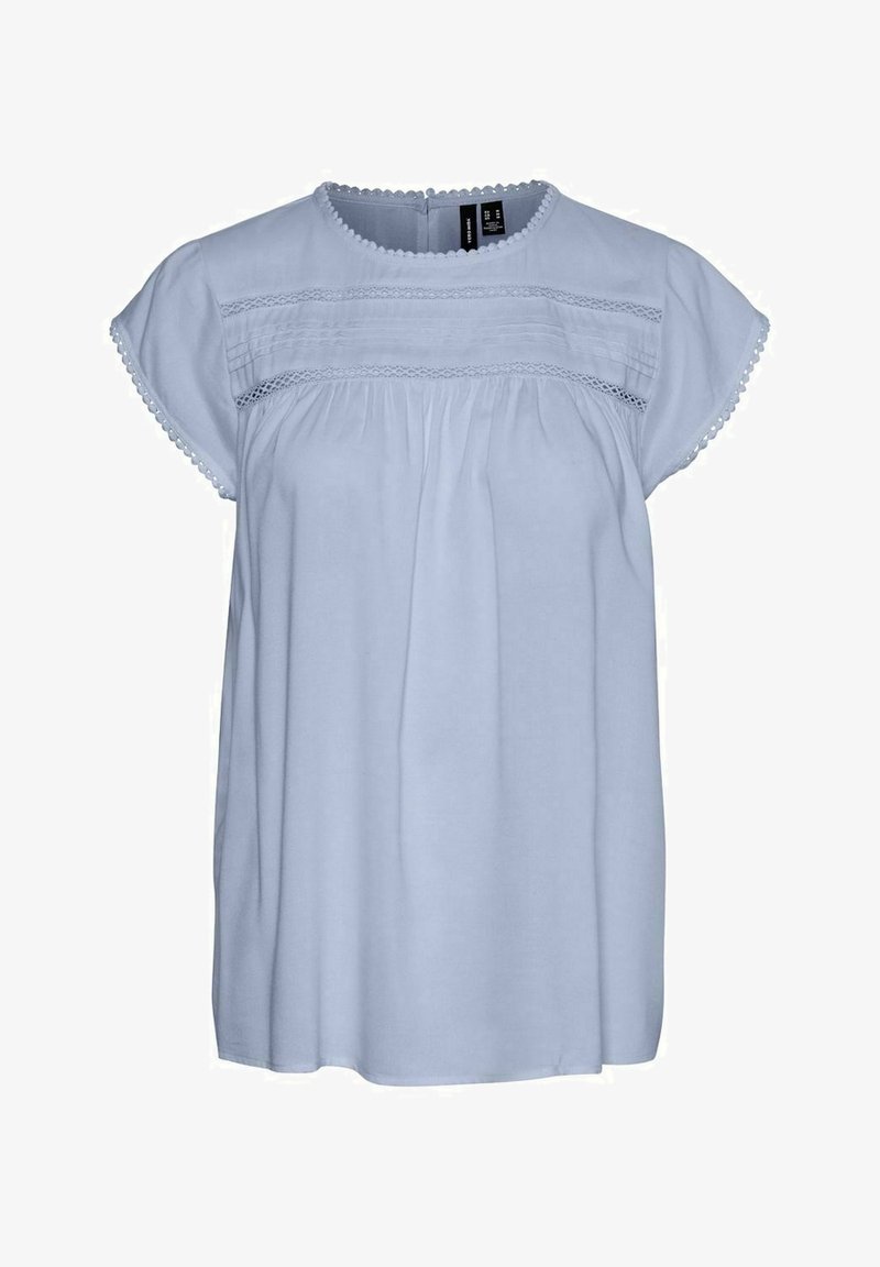 Světle modrá blůza s krátkým rukávem a kulatým výstřihem, texturovaný přední panel a ozdobné lemování podél rukávů a výstřihu. Měkká tkanina.