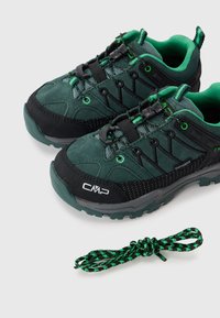 Grüne und schwarze wasserdichte Wanderschuhe mit strukturiertem Wildleder- und Mesh-Einsätzen, ausgestattet mit einer Gummisohle und passenden gemusterten Schnürsenkeln.