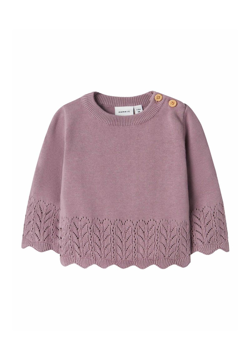 Maglione a lavorazione a maglia di color viola chiaro con orlo a scallop, dettaglio in pizzo a motivo foglia e due bottoni in legno sulla spalla.