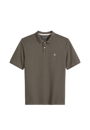 Donkergroene poloshirt met korte mouwen, twee knopen en een klein "M OP" logo op de linkerborst, plat gelegd op een witte achtergrond.