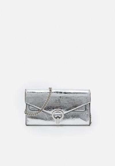 Borsa a cucchiaio argentata metallica con tracolla a catena, dotata di una patta anteriore e dettagli in metallo circolare. Texture liscia con finitura riflettente.