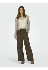 JDY MIT WEITEM BEINSCHNITT LOCKER - Pantaloni - carafe