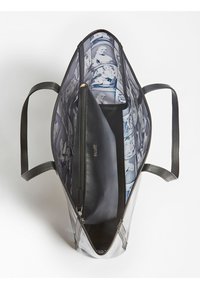 Šedá taška přes rameno s elegantním designem, která má kontrastní fotografický potisk uvnitř a zipovou kapsu pro bezpečné uložení.