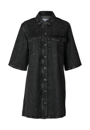 Robe chemise en denim noir avec col, manches courtes, deux poches poitrine et fermeture à boutons sur le devant. Tissu texturé avec une finition légèrement décolorée.