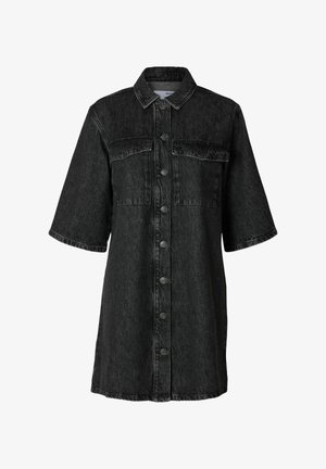 Robe chemise en denim noir avec col, manches courtes, deux poches poitrine et fermeture à boutons sur le devant. Tissu texturé avec une finition légèrement décolorée.