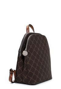 Szczegółowy ciemnobrązowy plecak z geometrycznym wzorem, zamknięciem na zamek, skórzanymi akcentami i uchwytem u góry. Widoczny teksturowany materiał.