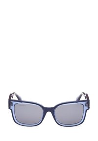 Ochelari de soare rectangulari transparenți, de culoare albastră, cu lentile gri închis. Caracterizati printr-un design îndrăzneț și un cadru gros, având un logo gravat pe lateral.