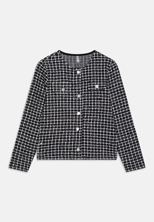 Cardigan a cuadros en blanco y negro con mangas largas, cuello redondo y cierre de botones. Cuenta con una textura de tela y dos bolsillos en el pecho.