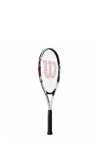 Raqueta de tenis con un marco en blanco y negro. Presenta un logo rojo de "W" en la parte superior. Un agarre texturizado en negro y un patrón de cuerdas abierto son visibles.