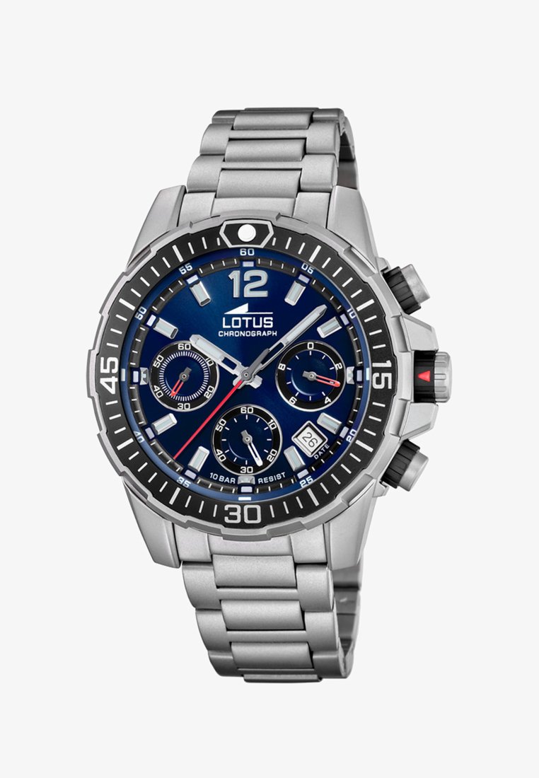 Reloj cronógrafo de acero inoxidable plateado con un dial azul, números grandes en el 12 y acentos rojos. Cuenta con subdiales y visualización de la fecha.