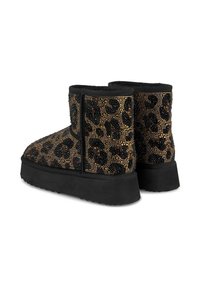 Kurze Ankle Boots mit Leopardenmuster, die mit schwarzen und braunen Strasssteinen bedeckt sind, mit dicken schwarzen Gummisohlen, von hinten und von der Seite gezeigt.