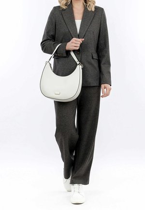 Traje de mezcla de lana en gris oscuro, con blazer de un botón, pantalones de pierna ancha y un bolso de cuero blanco con detalles en plata.