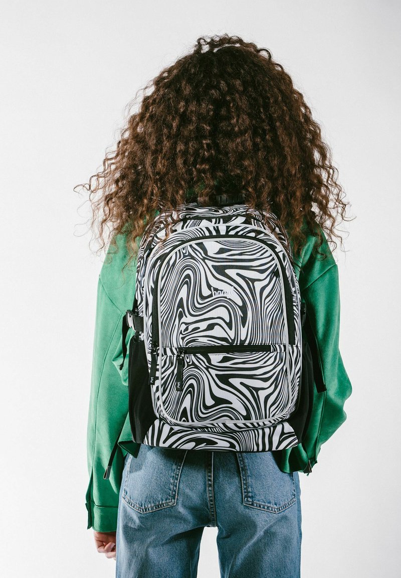 Zaino con motivo a spirale bianco e nero, con una texture liscia. Presenta due scomparti con zip e spallacci regolabili.