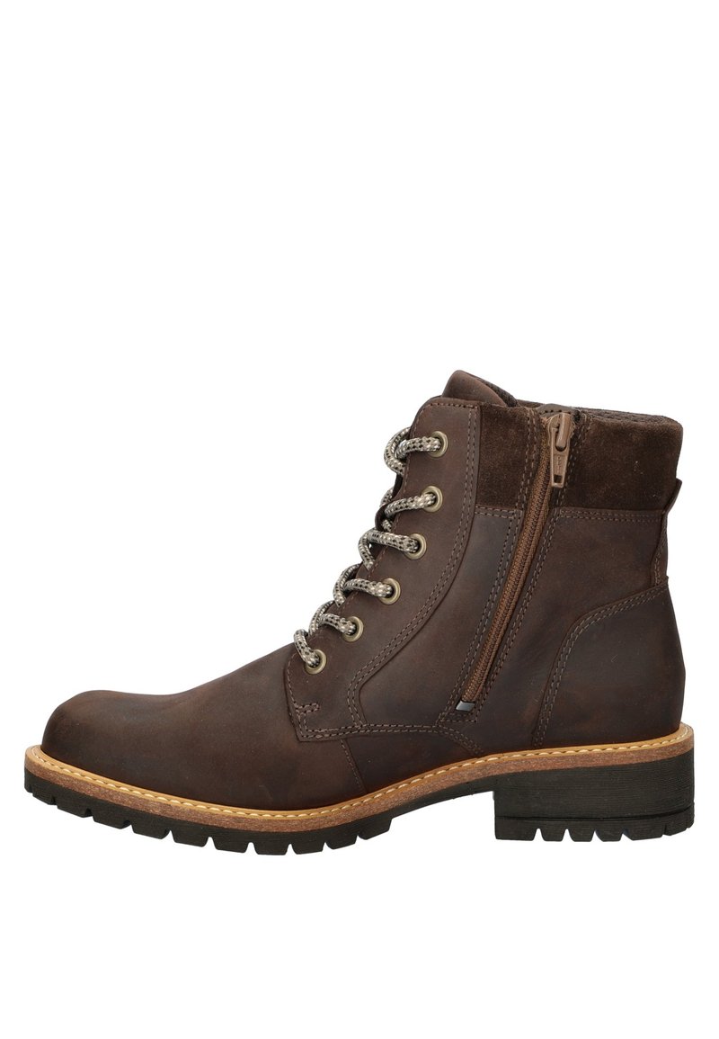 Botín de cuero marrón hasta el tobillo, con puntera redondeada, parte superior texturizada, cordones en la parte delantera, cremallera lateral y una suela robusta con un ligero tacón.