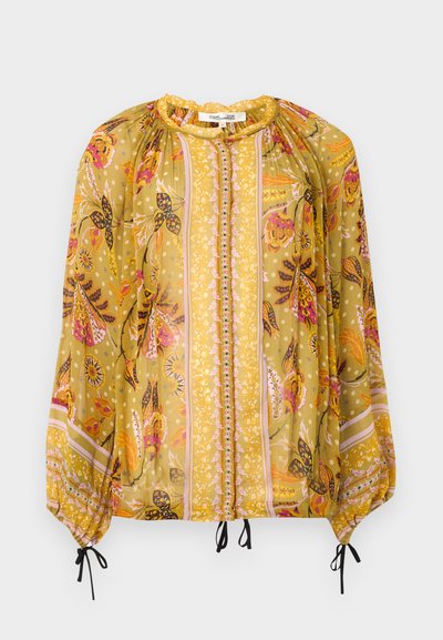 Bluza galbenă cu model, mâneci lungi, țesătură texturată, tiv cu șnur și motive florale în roz și portocaliu. Închidere cu nasturi în față.