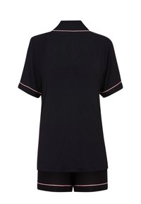 Zwart kortekorte pyjama set met een kraag, contrasterende roze bies op de mouwen en shorts, zachte stof en een ontspannen pasvorm.