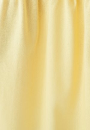 Żółta tkanina o miękkiej, gładkiej strukturze i delikatnym połysku. Materiał jest lekki z subtelnym blaskiem i zgromadzony u góry.