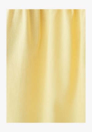 Żółta tkanina o miękkiej, gładkiej strukturze i delikatnym połysku. Materiał jest lekki z subtelnym blaskiem i zgromadzony u góry.