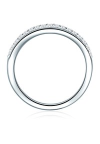 Anello in argento con una fascia liscia e rotonda, caratterizzato da una fila di piccole pietre preziose trasparenti lungo la superficie superiore, che riflettono la luce in modo sottile.