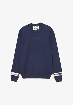 Maglione girocollo blu navy con polsini e orlo a coste, bande bianche sulle maniche con testo "RICHMOND" e logo di branding all'interno del colletto.
