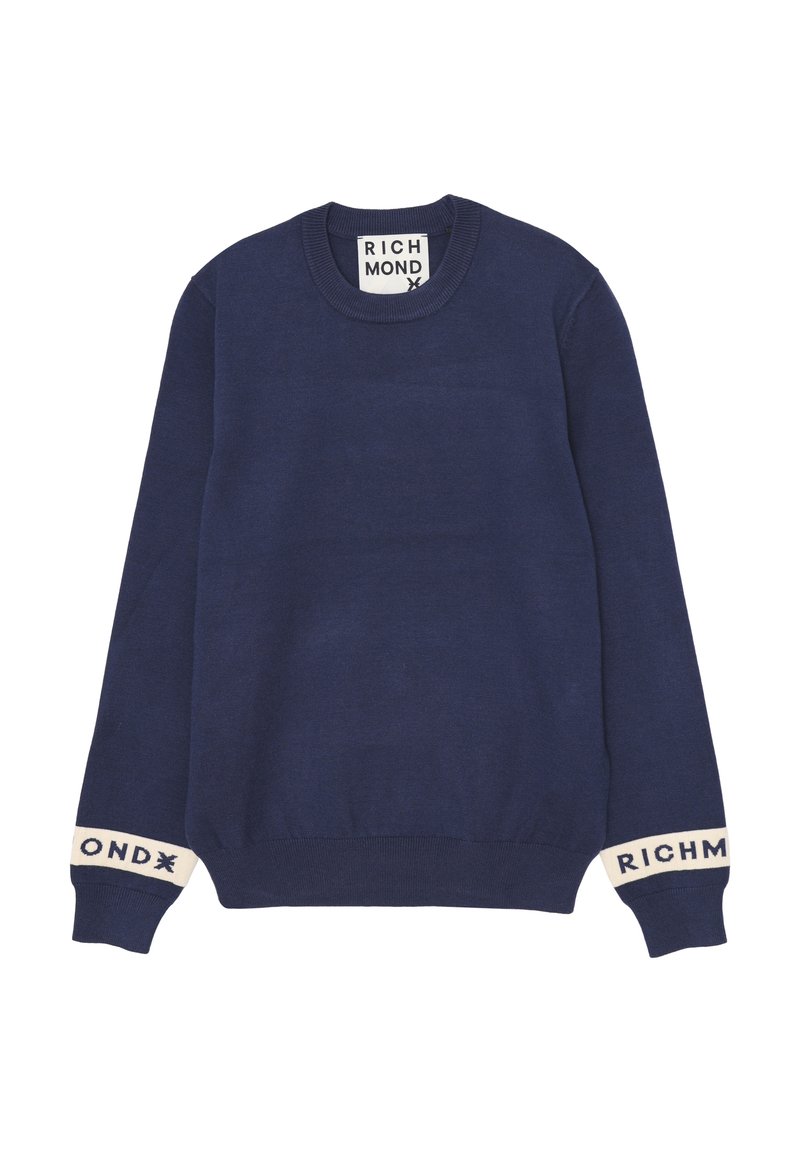 Maglione girocollo blu navy con polsini e orlo a coste, bande bianche sulle maniche con testo "RICHMOND" e logo di branding all'interno del colletto.