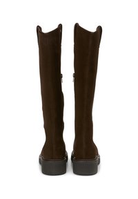Bottes au-dessus du genou en suède marron, avec un bout légèrement arrondi et une semelle en caoutchouc plate. Présente des ouvertures en haut et des fermetures éclair sur le côté pour un enfilage facile.