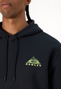 Oakley GRAPHIC PEAK HOODIE - Pulover s kapuco - blackout