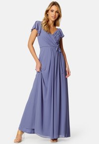 Lila wikkel maxi-jurk met korte, gerimpelde mouwen, een gedefinieerde tailleband en een vloeiende rok. Zachte stof met een gladde textuur.