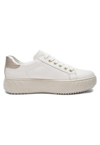 Hvid lavtop-sneaker med tyk beige sål, hvide snørebånd, gyldne øjer og metalisk beige hælaccents.