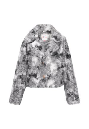 Przycięta kurtka z puszystej szarej i białej tkaniny. Posiada klapowy kołnierz, trzy guziki i długie rękawy. Miękka w dotyku.