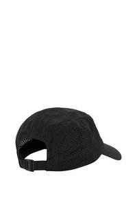 Czarna czapka z zakrzywionym daszkiem, wykonana z lekkiego materiału. Posiada panele z siateczki dla wentylacji oraz regulowany pasek z tyłu.