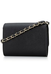 Sac noir texturé avec une anse en chaîne dorée. Forme rectangulaire, surface lisse et fermeture à rabat. Design simple et épuré.