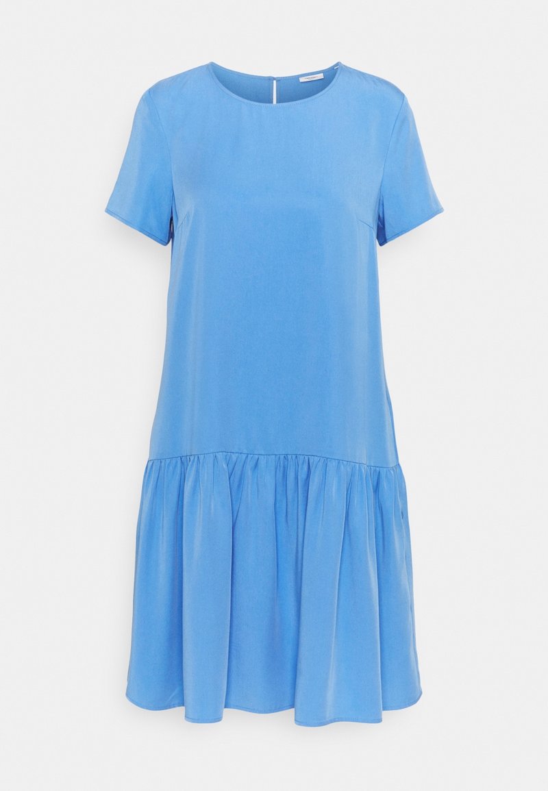 Robe bleu clair à manches courtes avec encolure ronde et jupe froncée évasée sur fond uni.