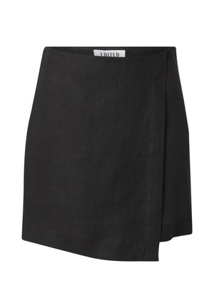 Schwarzer Leinen-Minirock mit Wickeldesign, das klare Linien und einen leicht asymmetrischen Saum aufweist. Das Etikett im Taillenbund ist sichtbar.