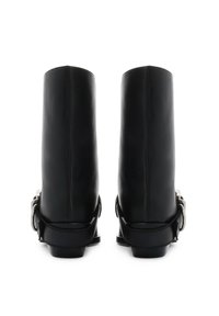 Bocanci negri din piele, până la gleznă, cu un design elegant, cu un șiret drept și o curea pe lateral cu o detaliu de cataramă argintie. Finisaj mat, fără modele vizibile.