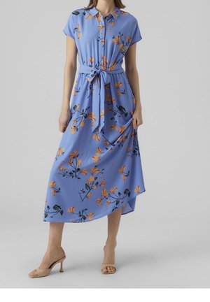 Blauwe jurk met bloemenpatroon, gemaakt van lichtgewicht stof, met een knoopsluiting aan de voorkant, korte mouwen en een gestrikt riem bij de taille.