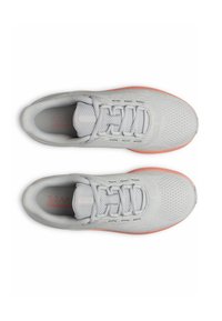 Lichtgrijze sportschoenen met een textuur van mesh bovenwerk, veterluiting en een roze zool. Voorzien van versterkte neus en licht gevoerde kraag.