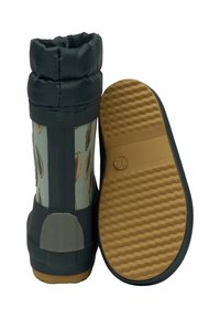 Vízálló csizma fekete felsőrésszel, kék és barna mintás oldalakkal, valamint texturált gumitalppal, amely világosbarna és sötétszürke színekben készült.