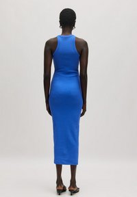 Knieumspielendes, figurbetontes blaues Kleid mit glatter Textur und ärmellosem Design, das einen runden Ausschnitt und einen minimalistischen Stil aufweist.