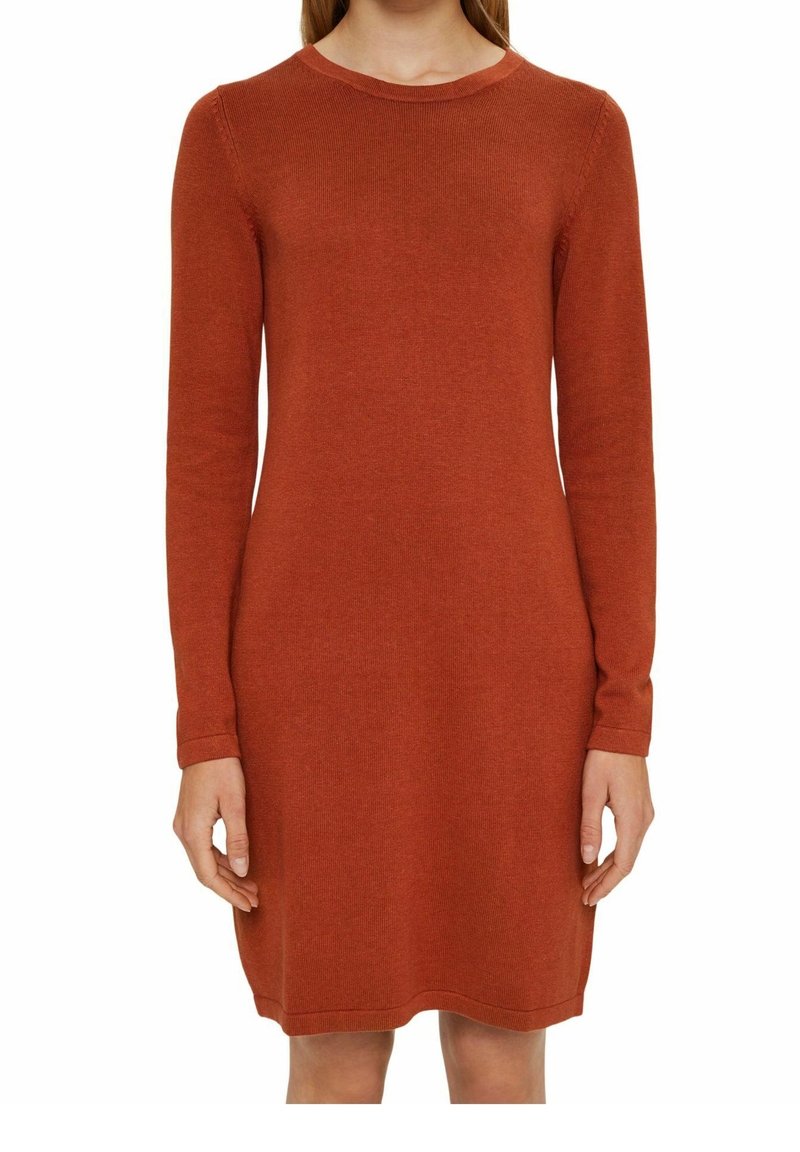 Robe en tricot à manches longues couleur orange brûlé, avec un col rond, une texture côtelée et une silhouette droite se terminant au-dessus du genou.