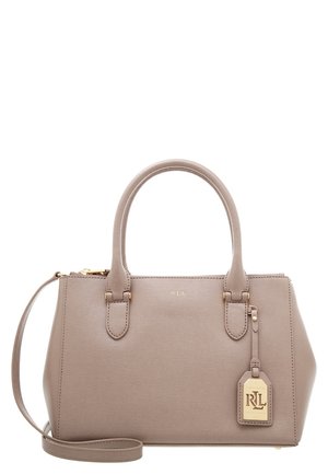 Taupekleurige leren handtas met dubbele handgrepen, afneembare schouderriem, gouden beslag en een hangend label met het 