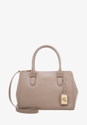 Beżowa torebka ze skóry z podwójnymi uchwytami, odpinanym paskiem na ramię, złotymi okuciami oraz zawieszką z tłoczonym logo "RLL".
