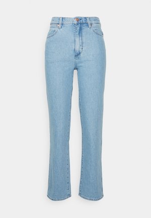 Jean bleu clair taille haute avec une coupe droite, fabriqué en denim, doté de cinq poches et d'une fermeture à boutons à l'avant.