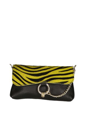 Clutch-Tasche mit schwarzem Lederboden und gelber Leopardenmuster-Oberklappe, ausgestattet mit glänzenden silbernen Hardwareelementen und einer Kettenakzentuierung.