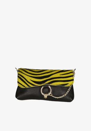 Clutch-Tasche mit schwarzem Lederboden und gelber Leopardenmuster-Oberklappe, ausgestattet mit glänzenden silbernen Hardwareelementen und einer Kettenakzentuierung.